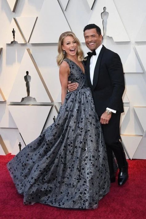 Kelly Ripa and husband Mark Consuels Red Carpet Dresses 2019, Red Carpet Couples, Oscars Red Carpet Dresses, Academy Awards Red Carpet, Oscar Gowns, Mark Consuelos, Victoria Secret Outfits, Kelly Ripa, Oscar Dresses