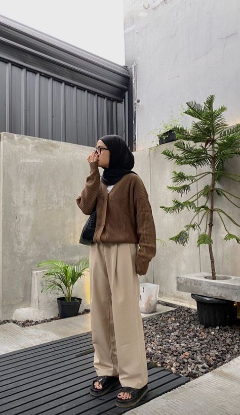 Black And Brown Outfit Hijab, Brown Outfit Aesthetic Hijab, Hijab Brown Outfit, Brown Cream Outfit, Ootd Brown Hijab Casual, Ootd Coklat Hijab, Outfit Celana Cream Hijab, Earthtone Outfits Hijab, Earth Tone Outfits Casual Hijab