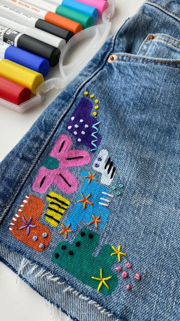 Sewing Letters On Shirt, Painting On Denim Jeans, Diy Embroidered Jean Jacket, Fabric Marker Ideas, Sewing Letters, Embroidered Jeans Diy, Denim Jacket Embroidery, Embroidery Pen, Hand Painted Denim