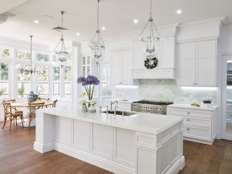 9 Ways to Design A Home With A Coastal- Hampton Vibe - Gal Pal Lifestyle Blog Luxury White Kitchen Design, Luxury White Kitchen, Hamptons Kitchen, Model Dapur, Styl Hampton, New Kitchen Cabinets, Kitchen Cabinets Makeover, White Kitchen Design, White Kitchen Cabinets