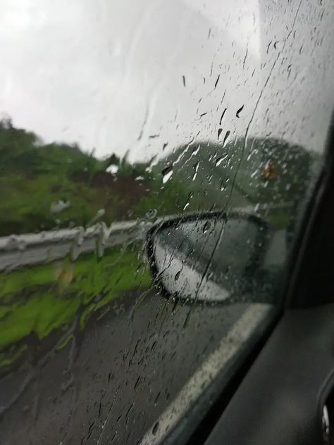 Rain In Car Aesthetic, Rain Car Snapchat Stories, Rain Drops On Car Window, Car Window Snap, Rainy Car Window Aesthetic, Rain Car Window, Car Window Pictures, Rain In Car, Rainy Car Window