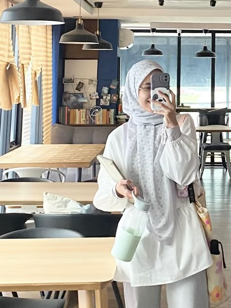 Muslimah Outfit Casual, Outfit Hijab Syari Casual, Ootd Kampus Hijab, Korean Hijab, Ootd Lebaran, Muslimah Fashion Casual, Muslimah Style, Modest Casual Outfits, Muslimah Outfit