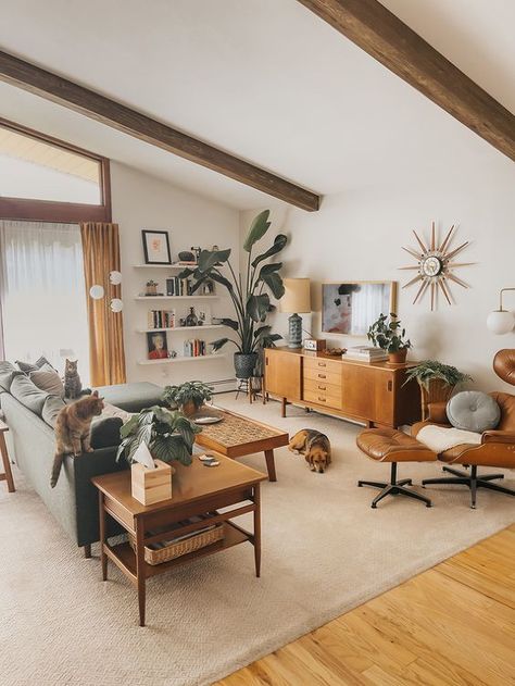 Living Room Mcm Boho, Cosy Retro Living Room, Scandi Mid Century Living Room, Artsy Living Room Aesthetic, Retro Scandinavian Interior, Mcm Boho Living Room, Earthy Tone Living Room, Couch Layout Ideas, Interior Design Studio Apartment