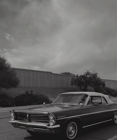 Caption Hay, Black Corvette, Black Cadillac, Old Fashioned Cars, Vintage Corvette, Old Vintage Cars, Grey Car, Black And White Picture Wall, Simple Pictures