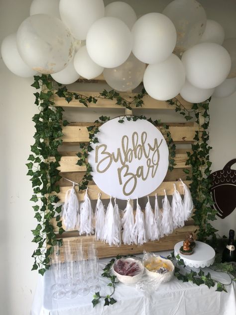 Birthday Pallet Ideas, Rustic Mimosa Bar, Bridal Shower Pallet Ideas, Baby Shower Pallet Ideas, Pallet Backdrop Baby Shower Ideas, Pallet Baby Shower Decor, Minimalistic Baby Shower Ideas, Housewarming Party Themes, Baby Shower Decorations Neutral