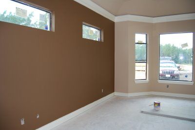 Sala Dream Bungalow, Brown Accent Wall, Interior Painting Ideas, Basement Finish, Brown Doors, Door Interior, Accent Walls In Living Room, Bedroom Wall Paint, Marriage Vows