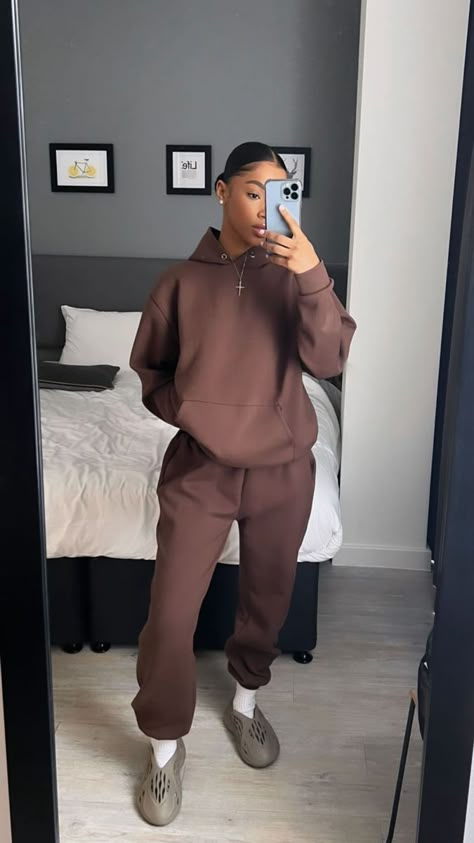 Brown Sweatsuit Outfits Women, Winter Tracksuit Outfits, Matching Sweatsuit Outfits Women, Brown Sweatsuit Outfit, Brown Tracksuit Outfit, Brown Sweats Outfit, Two Piece Sweat Suit Outfit, Sweat Set Outfits Women, Sweat Suit Outfits Women