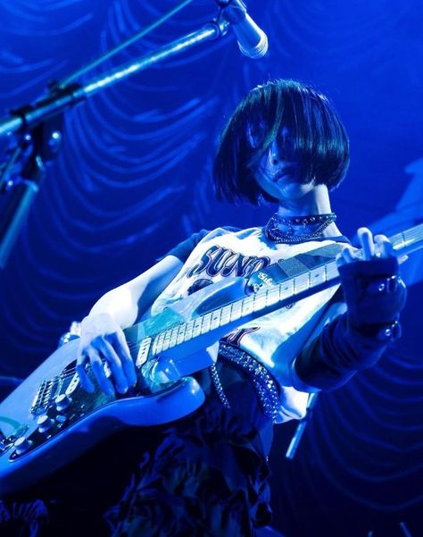 Back Lighting Reference, Holding Microphone Reference, Singing Pose Reference, Guitar Pose, Music Reference, Ryo Yamada, Stage Photo, Guitar Photography, Guitar Girl