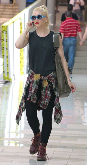 Gwen Stefani was another style icon of the 90s.  Here she wears an outfit reminiscent of the grunge movement in the 90s. Grunge 1990s, Moda Grunge, Gwen Stefani Style, Look Grunge, 90s Trends, Fashion Grunge, 1990s Fashion, Grunge Look, Cooler Look