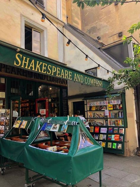 Shakespeare and company the best library in paris, is really aesthetic. They have a Lot of books Shakespeare Library Paris, Shakespeare Bookstore Paris, Paris Bookstore Aesthetic, France Bookstore, European Bookstore, Shreya Core, Paris Bookstore, France Collage, Shakespeare And Company Paris