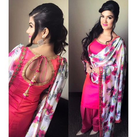 35k Likes, 390 Comments - Kaur B (@kaurbmusic) on Instagram: “Ajj Milde an ki Dallas Walea nu #USATour2017 #KBLive 💗💗 !! #Kaniyan26May 😇❤️ !!” Kurti Back Neck, Kurti Back Neck Designs, Punjabi Suit Neck Designs, Salwar Design, Chudi Neck Designs, Punjabi Dresses, Suit Neck Designs, Back Neck Design, Patiala Suit Designs