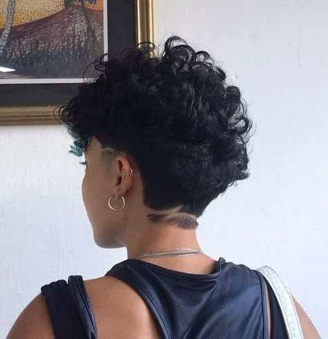 Curly Short Hair Undercut, Low Fade Curly Hair Women, Fem Undercut, Womens Buzzcut Fade, Side Shave Curly Hair, Haircut For Tomboy, Edgy Short Haircuts For Women, Undercut On Short Hair, Undercut Curly Hair Woman