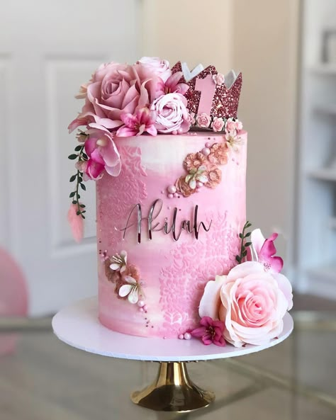 Amelia’s Cakes on Instagram: “This cake is fit for a princess am I right or am I right? Just look at that crown, it’s the most adorable thing I’ve put on a cake 🤩 . . .…” Blush Pink Birthday, 1st Birthday Crown, Birthday Cake With Flowers, Crown Party, Elegant Birthday Cakes, Girls Crown, Bridal Shower Cakes, Gateaux Cake, Beautiful Birthday Cakes