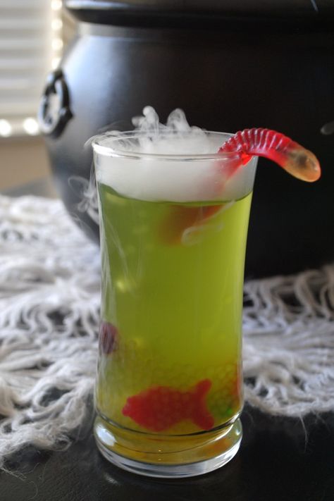 Swamp Juice, Mix Drinks, Halloween Cocktails, Delicious Drinks, Halloween Drinks, Drink Ideas, Chocolate Drinks, Halloween Recipes, Party Drinks