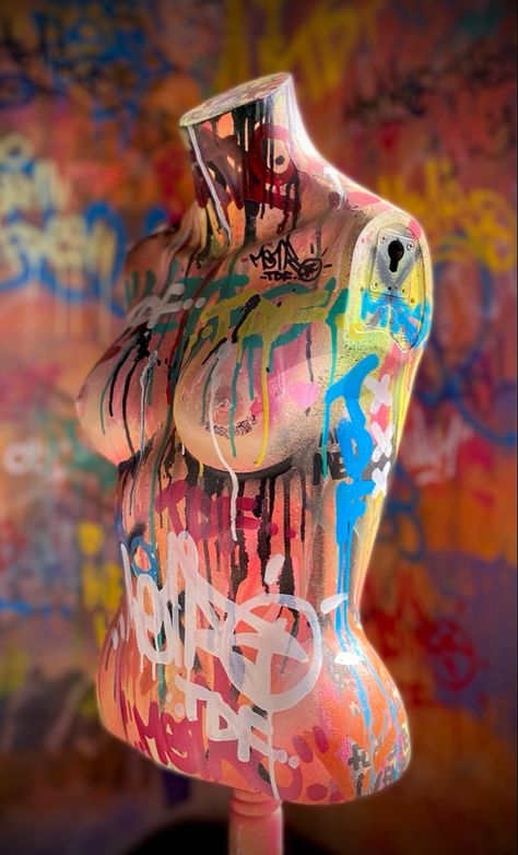 Painted Mannequin Torso, Mannequin Torso Art, Mannequin Art Ideas, Mannequin Painting, Spray Paint Fashion, Mannequin Diy, Painted Mannequin, Mannequin Decor, Artist Mannequin