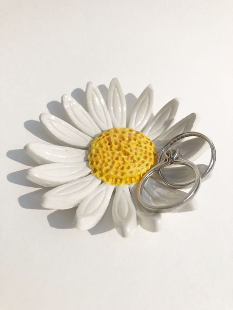 Air Dry Clay Ideas Flowers, Air Dry Clay Sunflower, Clay Flower Dish, Airdryclay Ideas, Ring Dish Clay, Ceramic Daisy, Clay Jewellery Holder, Clay Daisy, Clay Trinket Dish