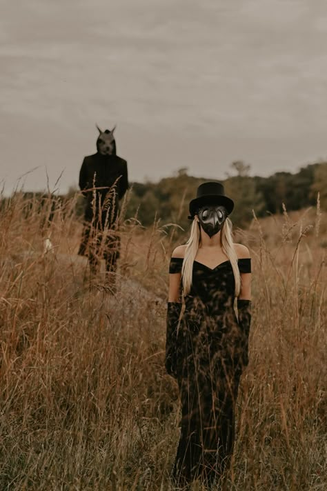 Halloween couple, couples shoot Halloween Wedding Picture Ideas, Vampire Couples Photoshoot, Couples Halloween Shoot, Couples Photoshoot Halloween, Skeleton Couple Photoshoot, Halloween Family Portraits, Creepy Halloween Photoshoot, Halloween Photoshoot Ideas Family, Family Witch Photoshoot