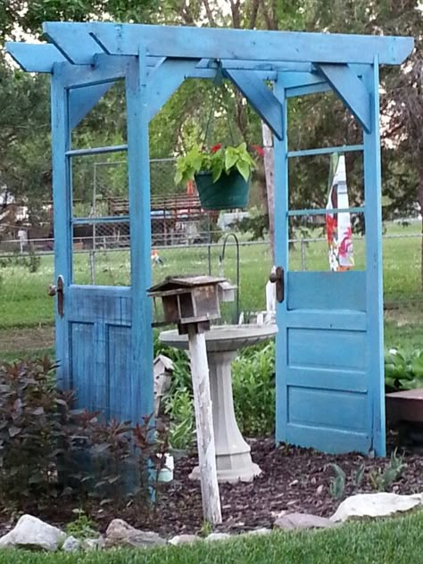 Old door trellis Arbor Made From Old Doors, Door Trellis Ideas, Old Door Projects Outdoors, Old Doors Repurposed Garden, Doors In Garden, Vintage Door Ideas, Door Arbor, Door Trellis, Old Door Projects