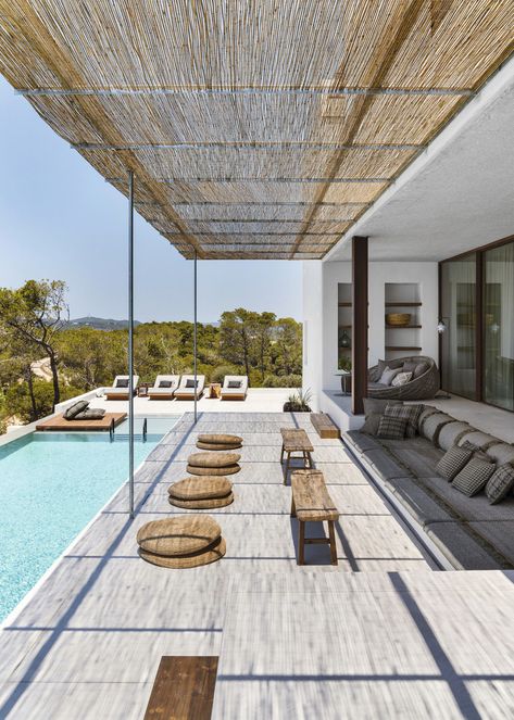 A villa by PATRICIA URQUIOLA in Ibiza Patricia Urquiola, Patio Interior, Terrace Design, Stunning Interiors, Sochi, Outdoor Ideas, Outdoor Design, Lounge Chairs, Pool House