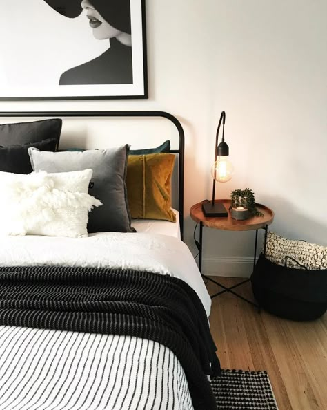 Small Bedroom Ideas On A Budget, Idea Bilik Tidur, Interior Design Country, Reka Bentuk Bilik Tidur, Black And White Bedroom, Design Ložnic, Hiasan Bilik Tidur, Mid Century Modern Bedroom, Budget Bedroom