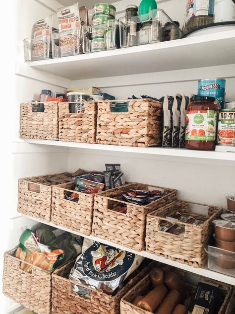 Bamboo basket pantry organization ideas Pantry With Baskets, Cheap Pantry Organization, Easy Pantry Organization, Basket Kitchen Storage, Pantry Organization Ideas, Hamper Ideas, Air Clay, Food Pantry Organizing, Cereal Containers