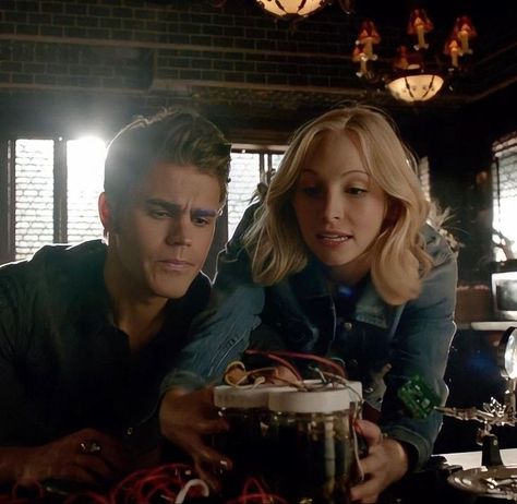 Stefan Caroline, Tvdu Cast, Stefan And Caroline, Klaus And Caroline, Tvd Universe, Vampire Diaries Stefan, Candice King, Tv Romance, Vampire Diaries Seasons