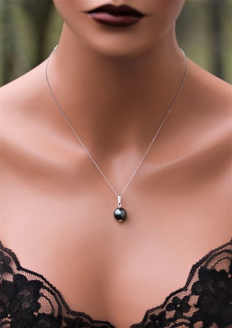 Black Pearls Necklace, Black Pearl Aesthetic, 40th Gift Ideas, Black Tahitian Pearls, Black Pearl Jewelry, Pink Gemstone Necklace, Black Pearl Ring, Outfits And Makeup, Ocean Beauty