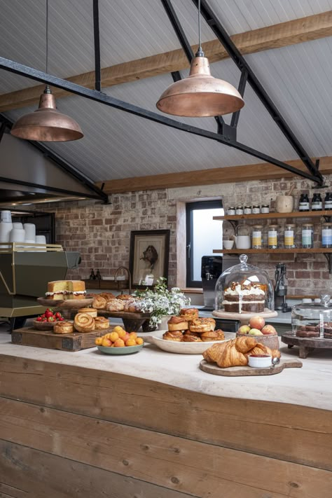 In the heart of Oxfordshire countryside, London-based design studio Kitesgrove has designed a new shop and café for the second location of The Cotswold Guy in Gaginwell. Continuing the collaborative partnership between Kitesgrove and The Cotswold Guy founder, chef Christopher Davey, the studio has brought the same thoughtful, pared-back approach to the design as it did for the original Guiting Power store. Barndo Aesthetic, Homey Restaurant Design, Cottage Cafe Interior, Farm To Table Restaurant Design, Countryside Restaurant, Barn Cafe, Barn Restaurant, Cafe Bench, Farm Bakery