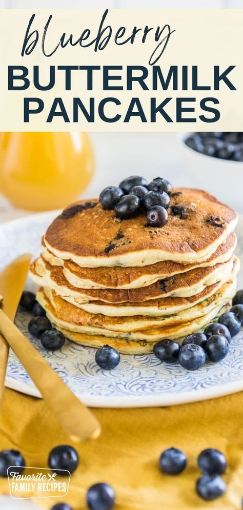 Take your pancakes to the next level with these homemade blueberry Blueberry Buttermilk Pancakes. Blueberries are fresh and juicy, perfect for adding a sweet bite to each pancake. The buttermilk creates a light and fluffy pancake that is hard to resist. All together it is the perfect combination of breakfast or an easy dinner! Healthy Protein Pancakes, Easy Lunch Box Recipes, Blueberry Buttermilk Pancakes, Blueberry Pancakes Recipe, Pancake Toppings, Homemade Muffins, Blueberry Pancakes, Easy Brunch, Weekend Breakfast