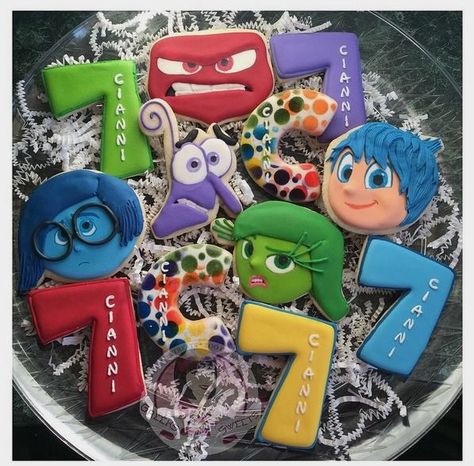 Pixar Cookies, Comic Cookies, Inside Out Party Ideas, Cookies Personalized, Movie Cakes, Disney Cookies, Movie Themed Party, Party Cookies, Disney Theme Party