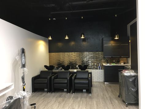 Black And Gold Barbershop Decor, Black Gold Hair Salon Interior, Black And Gold Boutique Decor, Black And Gold Shop Interior, Black Ceiling Hair Salon, Salon Black Ceiling, Salon Black Interior Design, Black And Gold Salon Interior Design, Salons With Black Ceilings