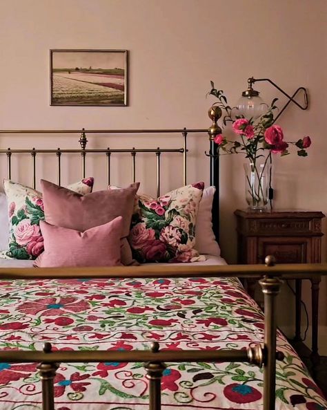 Colour drenching Part Two in STILLS 📷. A few different angles of the plaster pink bedroom after painting the ceiling and cornicing the same colour as the walls. And swipe to see a few other favourite photos of the house this summer, including a snap of the best shopping bag I've ever seen 😍👌. One person commented recently that the bedroom doesn't look 'pink' but 'beige' instead. I can assure you, Setting Plaster by F&B is most definitely not beige 😅. I would describe it as an understated, ra... Painting The Ceiling, Colour Drenching, Sears Catalog Homes, Setting Plaster, Plastered Walls, Blush Walls, Vintage Bedroom, Vintage Interiors, My Bedroom