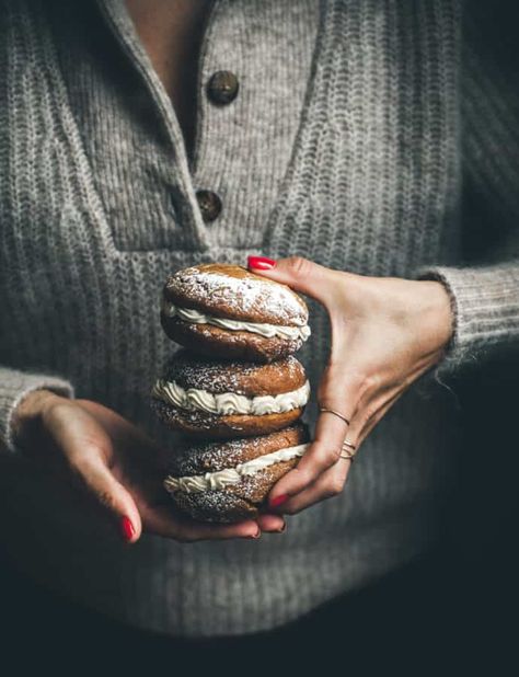 Quiche Muffins, Call Me Cupcake, Pumpkin Whoopie Pies, Chocolate Fudge Frosting, Dark Food Photography, Toast In The Oven, Fudge Frosting, Food Club, Whoopie Pies