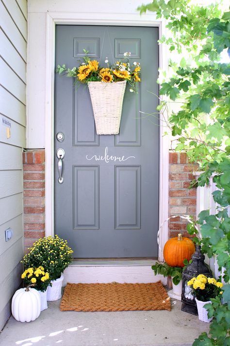 Welcome to our Fall front porch! Fall Farmhouse Decor Living Rooms, Farmhouse Decor Paintings, Fall Outdoor Space, Diy Fall Porch Decor, Front Door Decor Ideas, Fall Decor Crafts, Porch Decor Fall, Modern Doormats, Classic Wreath