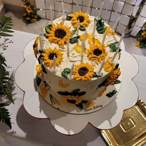 Sunflower Cake Birthday, Sunflower Themed Cake, Flower Cake Aesthetic, Sunflower Cake, Birthday Cake Decorating Ideas, Vintage Birthday Cakes, Spring Cake, Mini Cakes Birthday, Cake Decorating Ideas