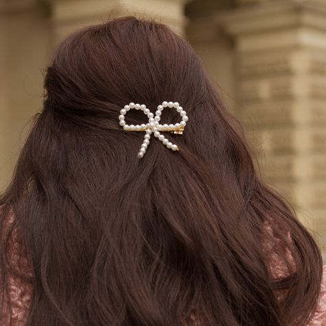 ✨ Sneak peek ✨ Our pearl bow hair clip is arriving next week! Perfect for adding that extra shine to your style. 🌟 #ComingSoon #hairbow ✨Aperçu✨ Notre barrette à cheveux avec nœud en perles arrive la semaine prochaine ! Parfait pour ajouter une brillance supplémentaire à votre style. 🌟 #hairclips #hairclaw #barrettes #hairbow #hairpins #hairclipshop #hairclipstyle #hairclipslovers #hairjewelry #hairessentials #instastyle #hairstyleinspo #OOTD #outfit #instagood #outfitoftheday #musthave #w... Pearl Hair Clip Aesthetic, Pearl Hair Bow, Pearl Hair Clips, Winter Arc, Hair Bow Clip, Pearl Bow, Bow Hair Clip, Pearl Hair Clip, Bow Clip