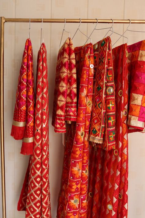 Moye Moye, Phulkari Design, Igcse Art, Phulkari Saree, Suit Neck, Phulkari Embroidery, Desi Fits, Modern Suits, Phulkari Dupatta