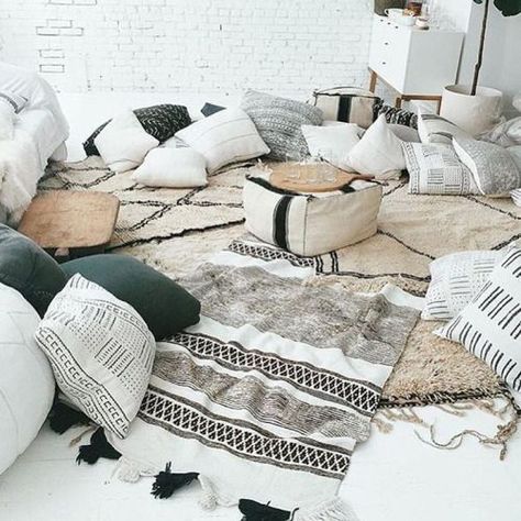 Floor Pillows Living Room, Comfy Living Room Decor, Boho Floor Pillows, Boho Floor, Comfy Living Room, Decor Ikea, Kampot, Floor Seating, White Brick