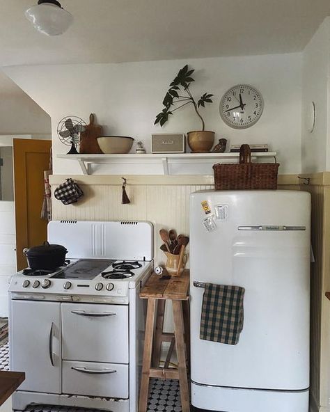 Cute Kitchen Set Up, Kaitie Moyer, Simple Small Kitchen, Tiny House Kitchen Ideas, Kitchen Cozy, Kitchen Set Up, Earthy Home, Cottage Decor Farmhouse, Cabin Living