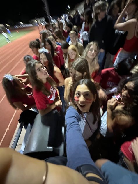 Popular At School Aesthetic, Football Game With Friends, Point Five Pictures, School Spirit Aesthetic, School Popularity Aesthetic, High School Friends Aesthetic, School Fun Aesthetic, Party Aethstetic, High School Party Aesthetic