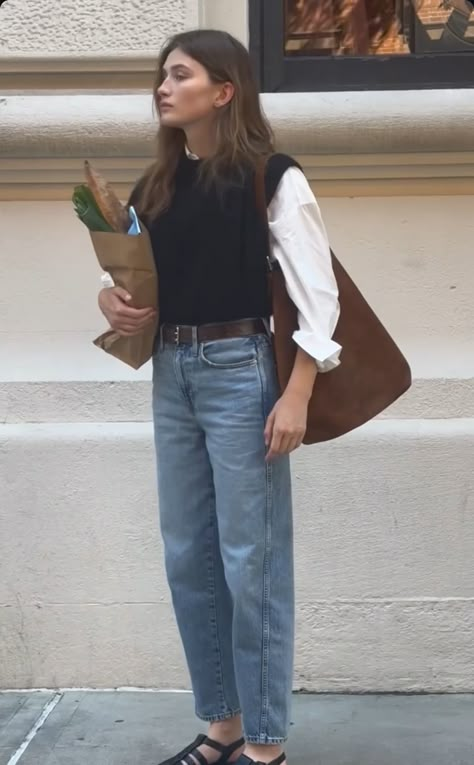 Work Outfits Aesthetic Casual, Fall Outfits With Beige Pants, Americana Street Style, Simple Chic Style Outfits, Blue Jeans Autumn Outfit, Professor Women Outfit, Tan Bootcut Pants Outfit, Rainy Day In London Outfit, Academic Presentation Outfit