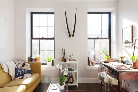 House Tour: An Industrial Modern Apartment in Brooklyn | Apartment Therapy Living Room With Desk Area, Tiny Living Room Apartment, Living Room With Desk, Room With Desk, Furnitur Ruang Keluarga, Sala Grande, Small Living Room Design, Desk Area, Desk In Living Room