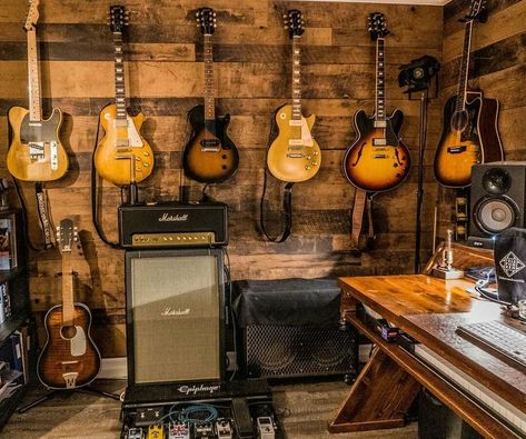 Guitar Man Cave, Music Room Office, Studio Music Room, Music Themed Rooms, Home Studio Desk, Music Room Art, Music Room Design, Guitar Studio, Guitar Display