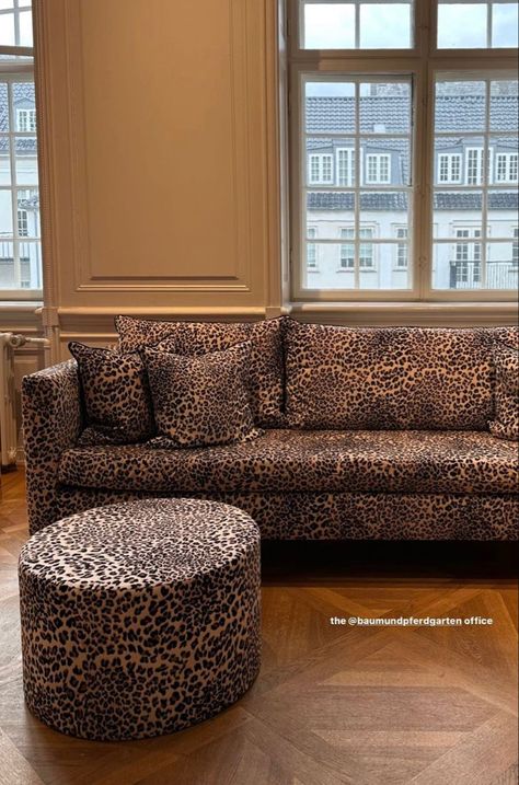 Couch 2023, Leopard Print Bedroom, Leopard Decor, Animal Print Decor, Apartment Decor Inspiration, Dream Room Inspiration, Dream Apartment, House Room, Exterior Decor