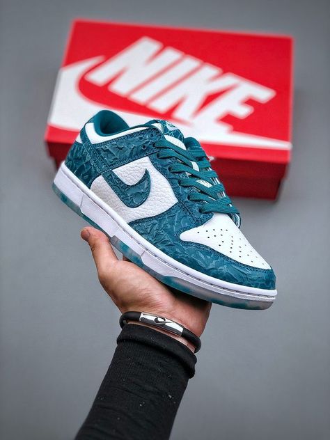 Nike Dunk Low Ocean DV3029-100 35-36-47 Nike Original, Tenis Nike, Nike Air Jordan Retro, Cute Nike Shoes, Just Wait, Cute Sneakers, Hype Shoes, Cute Nikes, Retro Shoes