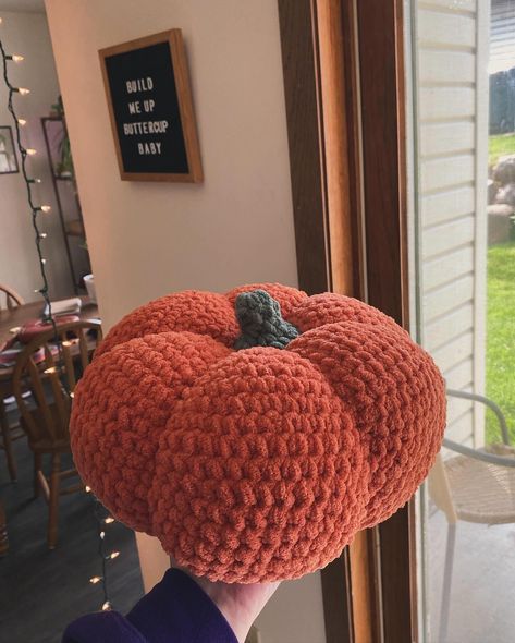 Crochet Pumpkin Cushion, Crochet Blanket Fall, Large Yarn Projects, Crochet Pumpkin Pillow Free Pattern, Home Decor Crochet Ideas, Orange Yarn Crochet Projects, Crocheting Pillow, Crochet Fall Pillow, Pumpkin Pillow Crochet