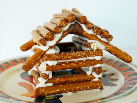 Pretzel Log Cabin, Easy Buttercream Frosting, Pretzel Rods, Diy Projects For Beginners, Winter Crafts For Kids, Christmas Sweets, How To Eat Better, Log Cabins, Fun Kids Food