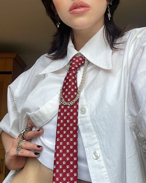 Cards tie ✨😇💋🎶🤘🏻💖⭐️🙏🏻🥰 Top Made Of Ties, Tie Styles Women, Women Wearing Ties Outfits, Neck Tie Outfits For Women, Shirt And Tie Women, Ties Outfit, Tie Outfits For Women, Tie Women Outfit, Tie Streetwear