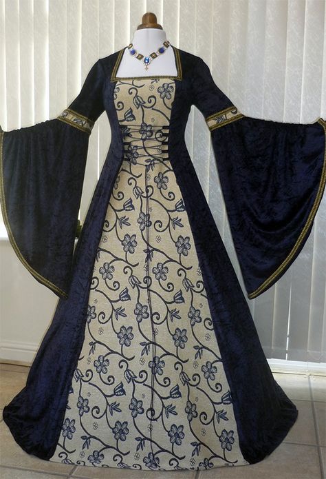 https://www.facebook.com/medievalfashion/photos/a.642065999169923.1073741828.641236252586231/983221058387747/?type=3 Medieval Wedding Dress, Medieval Gown, Medieval Wedding, Old Fashion Dresses, Medieval Dress, Medieval Clothing, Fairytale Dress, Long Sleeve Casual Dress, Dresses Cocktail