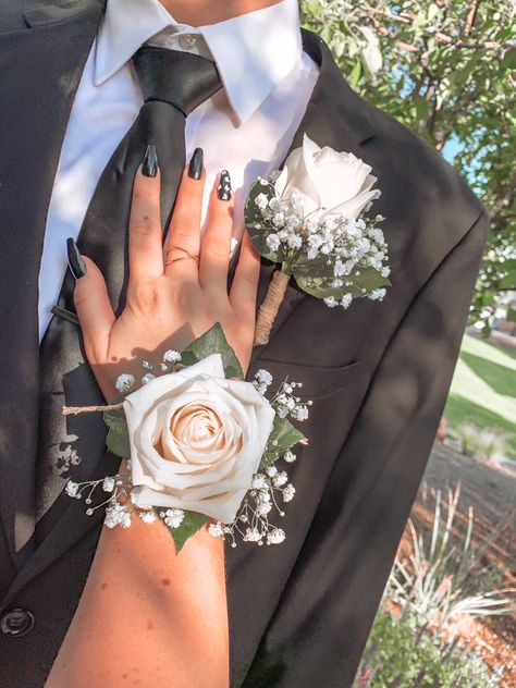 White Corsage Prom, Prom Corsage White, Corsage Homecoming, Prom Flowers Bouquet, Black Corsage, Prom Flowers Corsage, White Corsage, Prom Bouquet, Prom Corsage And Boutonniere